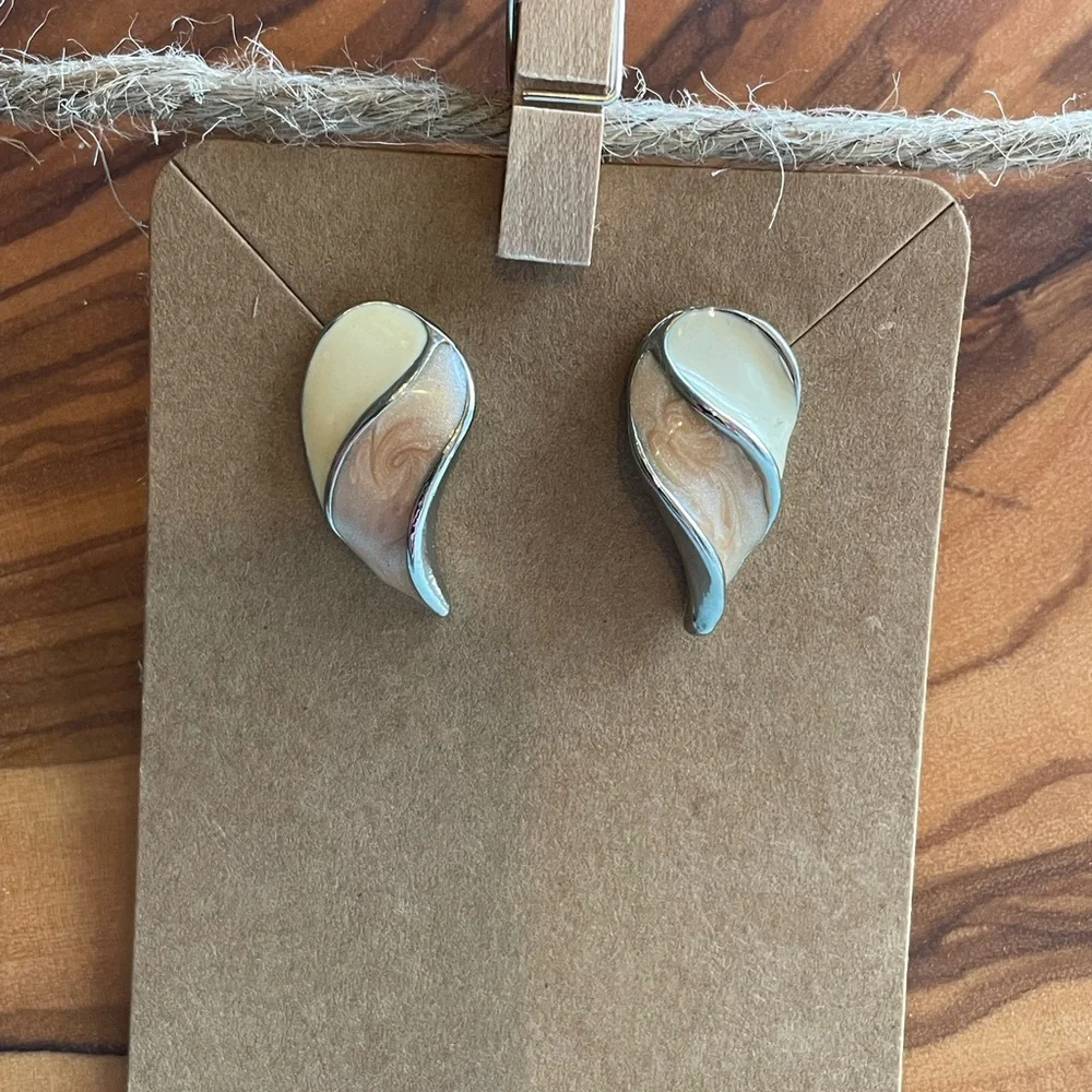 Vintage Monet Enamel Elegant Cream and Brown Wave Earrings - Picture 4 of 5